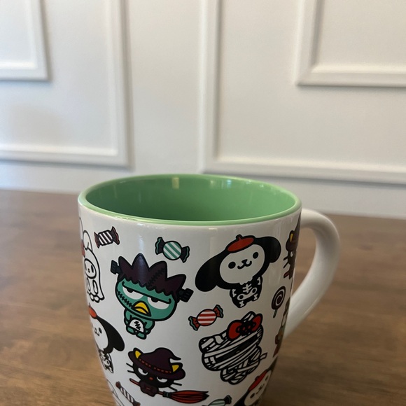 Hello Kitty and friends in a spooky Halloween mug - Picture 2 of 5